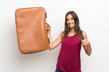 Genç kadın üzerinde izole beyaz arka plan tutan bir Vintage evrak çantası