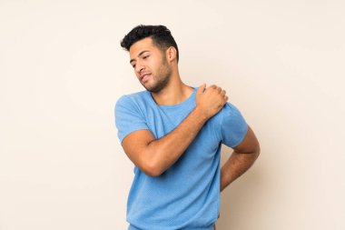 Tecrit edilmiş genç ve yakışıklı bir adam omuz ağrısından muzdarip.
