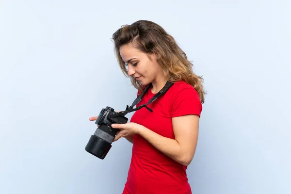 Mladá Blondýnka Profesionálním Fotoaparátem — Stock fotografie