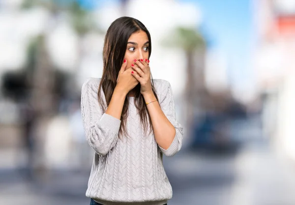 Genç Spanyol Esmer Kadın Ağzını Kapatıyor Dışarı Bakıyor — Stok fotoğraf