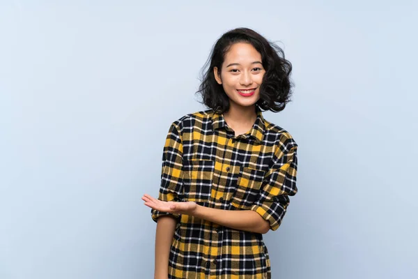 Azjatycka Młoda Kobieta Odizolowanym Niebieskim Tle Prezentuje Pomysł Patrząc Uśmiechnięty — Zdjęcie stockowe