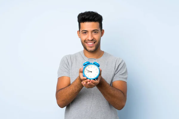 Ung Stilig Man Över Isolerad Bakgrund Holding Vintage Väckarklocka — Stockfoto