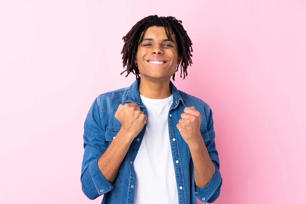 Junger Afrikanisch Amerikanischer Mann Mit Jeanshemd Vor Isoliertem Rosa Hintergrund — Stockfoto