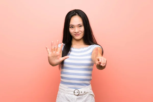 Adolescent Asiatique Fille Sur Isolé Rose Fond Compter Six Avec — Photo