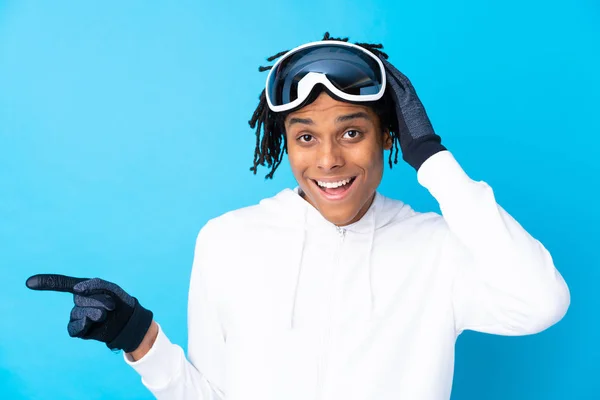 Giovane Uomo Afroamericano Con Occhiali Snowboard Sorpreso Puntare Dito Verso — Foto Stock