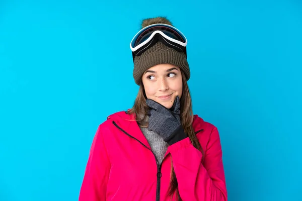 Chica Esquiadora Adolescente Con Gafas Snowboard Sobre Fondo Azul Aislado —  Fotos de Stock