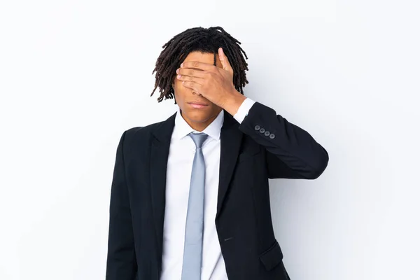 Jonge Afro Amerikaanse Zakenman Geïsoleerde Witte Achtergrond Bedekken Ogen Door — Stockfoto