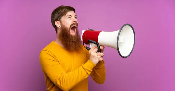 Uzun Sakallı Mor Arka Planda Kızıl Saçlı Bir Adam Megafondan — Stok fotoğraf