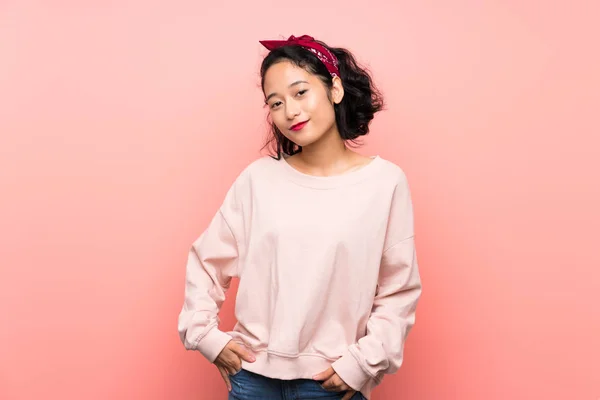 Asiático Jovem Mulher Sobre Isolado Rosa Fundo Rindo — Fotografia de Stock