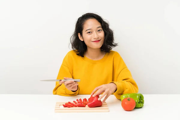 Молодая Азиатка Овощами Столе — стоковое фото