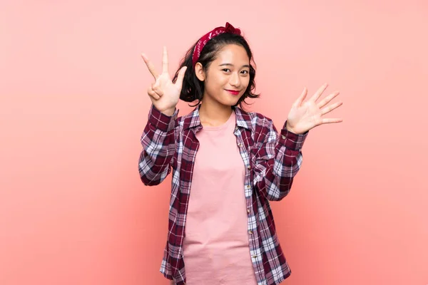 Азиатская Молодая Женщина Изолированном Розовом Фоне Считая Восемь Пальцев — стоковое фото