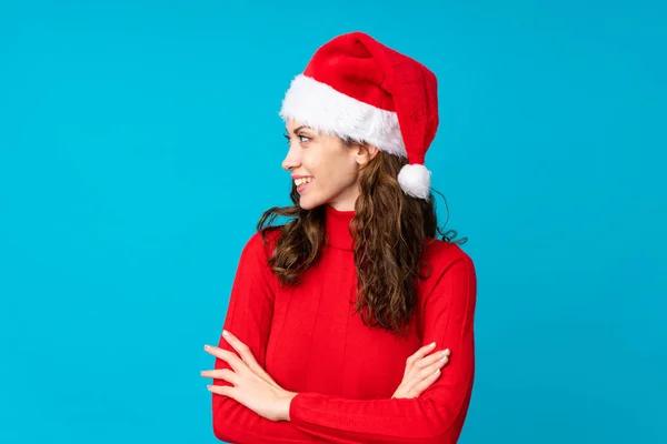 Ragazza Con Cappello Natale Sfondo Giallo Isolato Guardando Lato — Foto Stock