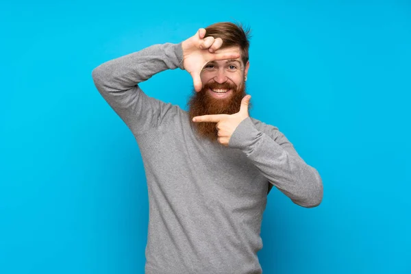 Roodharige Man Met Lange Baard Geïsoleerde Blauwe Achtergrond Gericht Gezicht — Stockfoto