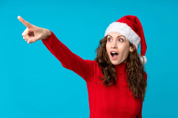 Menina Com Chapéu Natal Sobre Fundo Amarelo Isolado Apontando Para — Fotografia de Stock