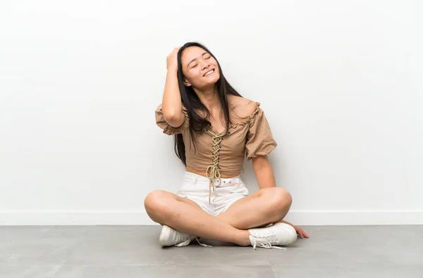 Підліток Азіатська Дівчина Сидить Підлозі Сміється — стокове фото