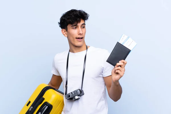 Jovem argentino viajante homem sobre isolado fundo azul — Fotografia de Stock