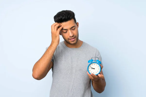 Ung Stilig Man Över Isolerad Bakgrund Holding Vintage Väckarklocka — Stockfoto