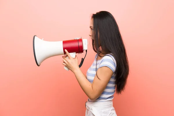 Tiener Aziatische Meisje Geïsoleerde Roze Achtergrond Schreeuwen Door Een Megafoon — Stockfoto