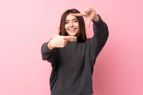 Jonge Vrouw Geïsoleerde Roze Achtergrond Gericht Gezicht Framing Symbool — Stockfoto