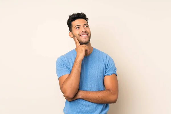 Joven Hombre Guapo Sobre Fondo Aislado Pensando Una Idea Mientras — Foto de Stock