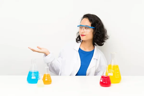 Jovem Científica Asiática Menina Segurando Copyspace Imaginário Palma Mão — Fotografia de Stock