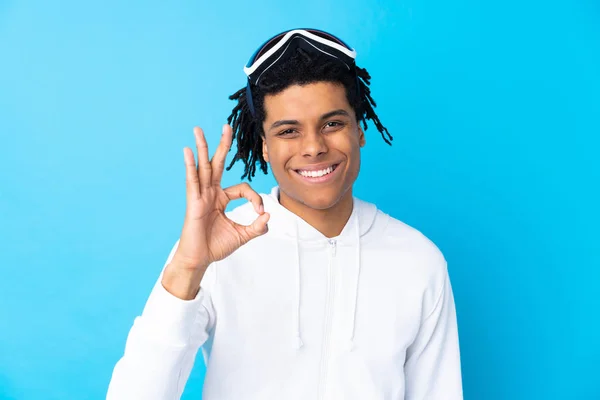 Junger Afrikanisch Amerikanischer Mann Mit Snowboardbrille Der Ein Okay Zeichen — Stockfoto