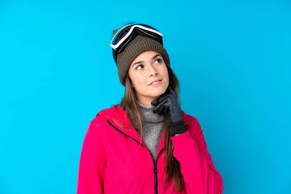 Chica Esquiadora Adolescente Con Gafas Snowboard Sobre Fondo Azul Aislado — Foto de Stock