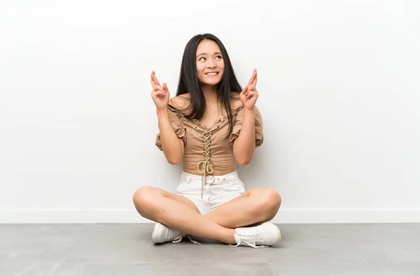 Teenager Asian Girl Sitting Floor Fingers Crossing — Stock Photo, Image