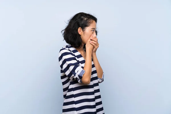 Ασιάτισσα Νεαρή Γυναίκα Πάνω Από Απομονωμένο Μπλε Φόντο Καλύπτει Στόμα — Φωτογραφία Αρχείου