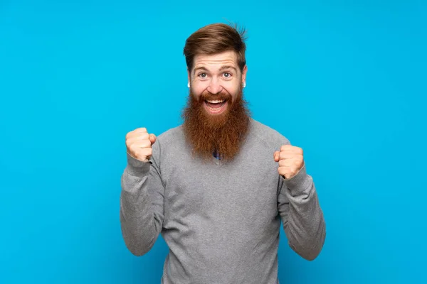 Roodharige Man Met Lange Baard Geïsoleerde Blauwe Achtergrond Viert Een — Stockfoto