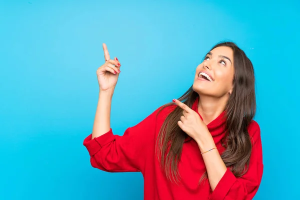 Giovane Donna Con Maglione Rosso Sfondo Blu Isolato Che Punta — Foto Stock