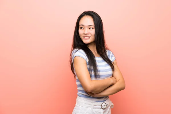 Tini Ázsiai Lány Felett Elszigetelt Rózsaszín Háttér Karok Keresztbe Tett — Stock Fotó