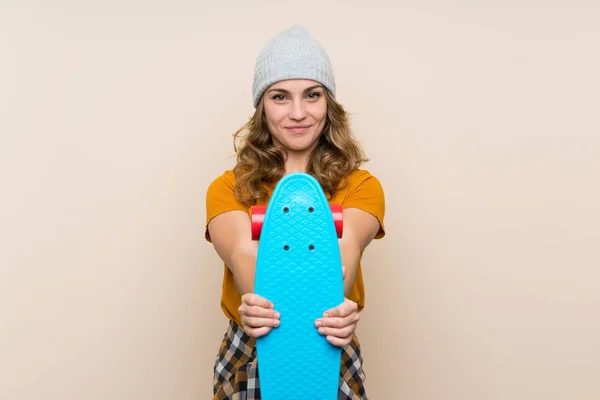 Jong Skater Blond Meisje Geïsoleerde Achtergrond Met Gelukkig Expressie — Stockfoto