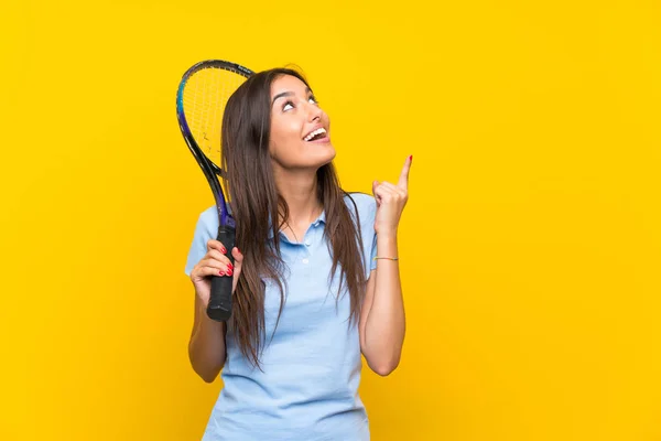 Young Tennis Player Woman Isolated Yellow Wall Intending Realizes Solution — Stock Photo, Image