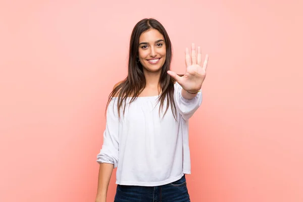 Jonge Vrouw Geïsoleerde Roze Achtergrond Tellen Vijf Met Vingers — Stockfoto