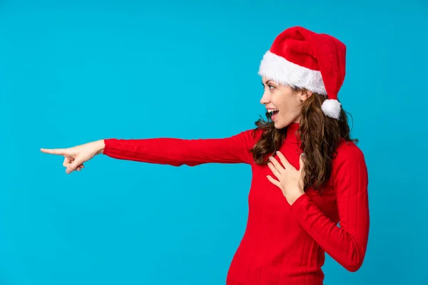 Menina Com Chapéu Natal Sobre Fundo Amarelo Isolado Apontando Dedo — Fotografia de Stock