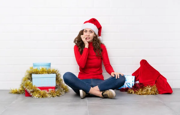 Mädchen Weihnachtsurlaub Sitzt Nervös Und Verängstigt Auf Dem Boden — Stockfoto