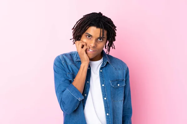 Joven Hombre Afroamericano Con Camisa Jean Sobre Fondo Rosa Aislado — Foto de Stock