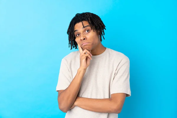 Jovem Afro Americano Homem Sobre Isolado Azul Fundo Olhando Frente — Fotografia de Stock