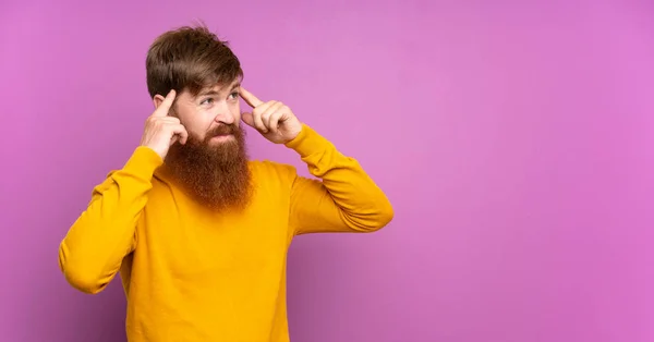 Pelirroja Con Barba Larga Sobre Fondo Púrpura Aislado Que Tiene — Foto de Stock