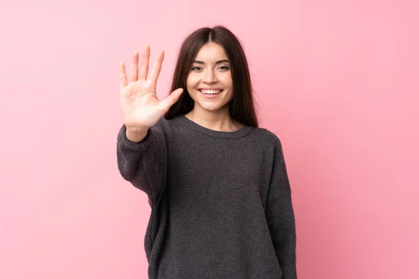 Jonge Vrouw Geïsoleerde Roze Achtergrond Tellen Vijf Met Vingers — Stockfoto