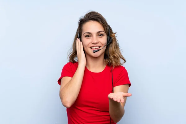 Mulher Loira Jovem Trabalhando Com Fone Ouvido — Fotografia de Stock