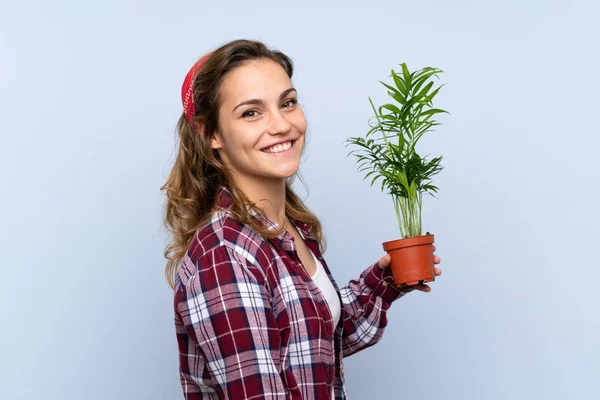 Jong Blond Tuinman Meisje Holding Een Plant Glimlachen Veel — Stockfoto