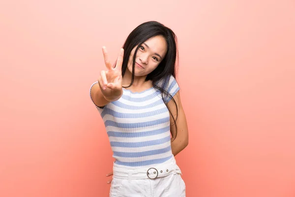 Adolescent Asiatique Fille Sur Isolé Rose Fond Sourire Montrant Victoire — Photo