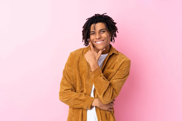 年轻的非裔美国人 身穿灯芯绒夹克 带着淡淡的粉红背景微笑 — 图库照片