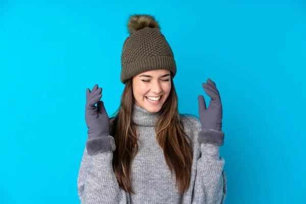 Tonåring Flicka Med Vinter Hatt Över Isolerad Blå Bakgrund Skrattar — Stockfoto