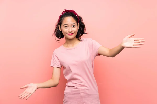 Asiático Jovem Mulher Sobre Isolado Rosa Fundo Apresentando Convidando Para — Fotografia de Stock
