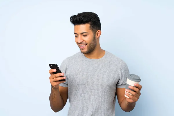 Junger Gutaussehender Mann Mit Isoliertem Hintergrund Kaffee Zum Mitnehmen Und — Stockfoto