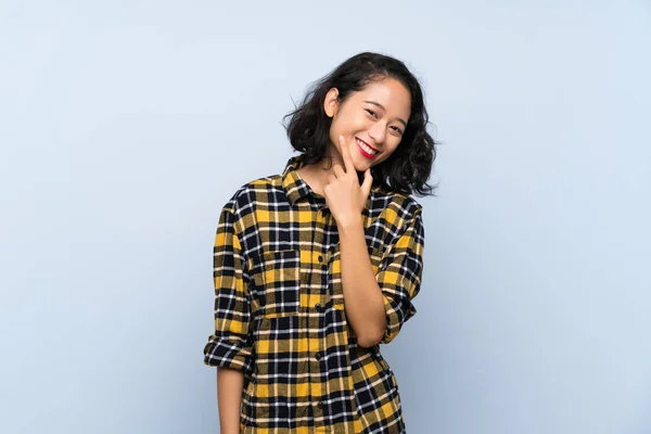 Asiático Jovem Mulher Sobre Isolado Azul Fundo Sorrindo — Fotografia de Stock