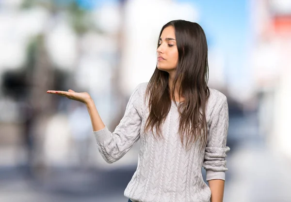 Junge Hispanische Brünette Frau Hält Kopierraum Mit Zweifeln Freien — Stockfoto